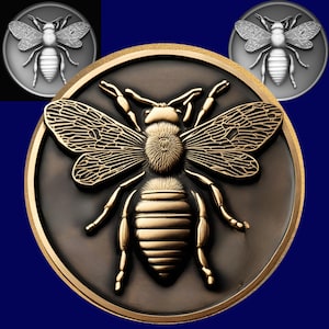 Op de afbeelding: Een gedetailleerd bronzen bijenembleem met ingewikkelde vleugel- en lichaamsdetails, tegen een donkere achtergrond. De bij is gecentreerd in een cirkelvormig frame met een goudkleurige rand. Twee kleinere bijenemblemen staan op de achtergrond.