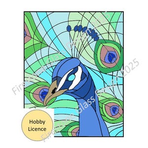 Könnte beinhalten: Ein Buntglasdesign mit einem Pfau. Der Pfau ist hauptsächlich blau mit grünen und türkisfarbenen Akzenten in seinen Federn. Das Bild enthält den Text "Hobby Licence" in einem gelben Kreis und den Text "Fire Glass 2025".