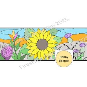 Puede incluir: Un diseño de vidriera con un gran girasol amarillo con un centro marrón, flanqueado por flores rosas y moradas y follaje verde. El fondo incluye un cielo azul y un paisaje naranja.