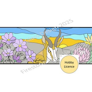 Puede incluir: Un diseño rectangular de vidriera con un springbok con grandes cuernos, sobre un paisaje con flores moradas, una puesta de sol y un cielo azul. La imagen incluye el texto "Hobby Licence".