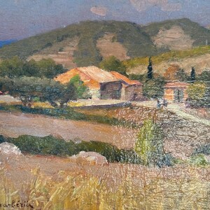 Puede incluir: Una pintura de un paisaje rural con una peque&ntilde;a casa en la distancia. La casa est&aacute; rodeada de &aacute;rboles y colinas. El cielo es de un azul claro con algunas nubes. La pintura est&aacute; firmada "anl&eacute;tin" en la esquina inferior izquierda.