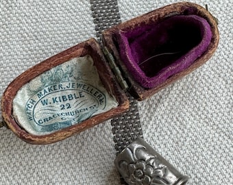 Dedal floral antiguo en estuche original, principios del siglo XX, objeto de colección para coser en metal grabado.