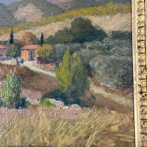 Puede incluir: Una pintura de un paisaje con colinas onduladas, un peque&ntilde;o pueblo y un camino sinuoso. El cielo es de un azul claro con nubes, y las colinas son una mezcla de verde y marr&oacute;n. El pueblo est&aacute; formado por unas pocas casas peque&ntilde;as, y el camino lleva hasta una colina en la distancia.