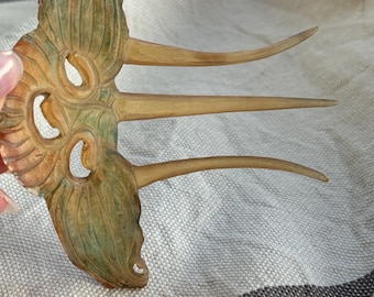 Peineta antigua Art Nouveau de cuerno tallado con ornamentación floral, principios del siglo XX. Pieza de calidad museística.