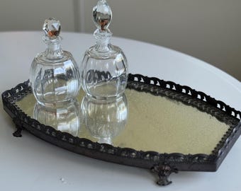 Bandeja de tocador vintage con espejo ornamentado, marco y patas de filigrana de metal