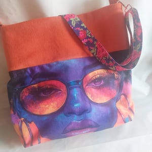 Bolso bandolera para portátil de mujer con estampado artístico, espacioso y con correa larga estampada.