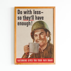 Può includere: Un manifesto di propaganda della seconda guerra mondiale con un soldato in uniforme militare che tiene una tazza di metallo. Il manifesto recita "Fai con meno - così avranno abbastanza!" e "Il razionamento ti dà la tua giusta quota."