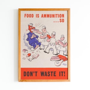 Può includere: Un poster vintage della seconda guerra mondiale con un bordo rosso e bianco. Il poster presenta un'illustrazione a fumetti di quattro uomini, uno dei quali sta mangiando un pane. Il poster recita "Food is Ammunition... So Don't Waste It!"