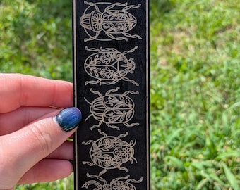 "Lesezeichen aus Holz mit Gravur - ""Gothic Beetle"" - Dark Academia Insekt Geschenk."