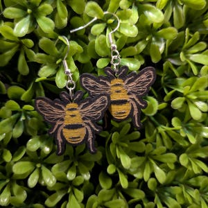 Boucles d&#39;oreilles découpées au laser et peintes à la main en forme d&#39;abeille