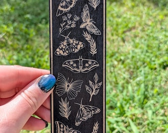 Laser graviertes Holz Lesezeichen - Motten & Botanicals - Cottagecore Natur Lesezeichen