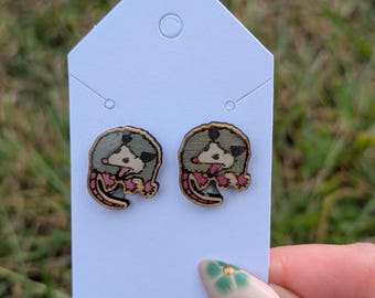 Pendientes de zarigüeya chillona - Humor del bosque, pendientes de madera espeluznantes y adorables, joyería hecha a mano cortada con láser