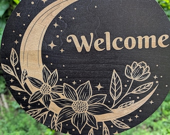 Letrero de bienvenida Luna Celestial / Colgador de puerta de madera grabado con láser / Decoración lunar estilo cottagecore / Arte mural bohemio floral / Letrero de bienvenida gótico