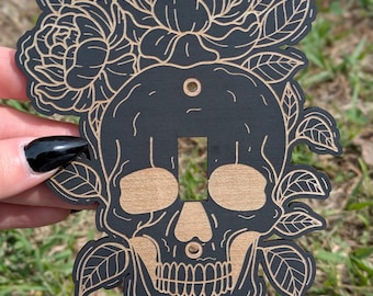 Tapa de interruptor de luz con calavera floral - Placa de interruptor botánica gótica - Decoración de calavera de madera grabada - Estilo cottagecore oscuro - Detalle decorativo para el hogar con toques místicos