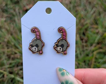 Pendientes colgantes de madera de zarigüeya - Joyería de bosque cortada con láser y pintada a mano