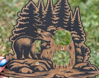 Placa de interruptor de luz con diseño de oso y bosque de pinos - Estilo cabaña rústica con cubierta de madera grabada a láser