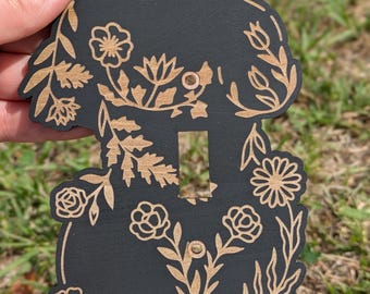 Tapa de interruptor de luz con forma femenina - Placa de interruptor con silueta floral de mujer - Tapa de madera grabada botánicamente - Decoración de diosa - Accesorios de pared estilo cottagecore