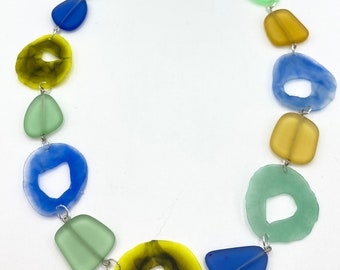 Halskette aus recyceltem Kunststoff