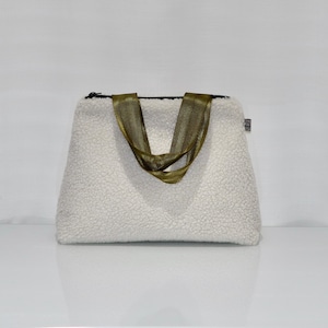 Cartera de mano de piel sintética blanca con forro de camuflaje verde