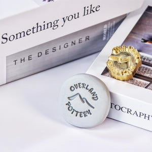 Tampon de poterie personnalisé - Tampon en argile de 12 mm d'épaisseur pour potiers - Tampon en céramique avec logo et nom personnalisés - Cadeau unique pour les artistes céramistes
