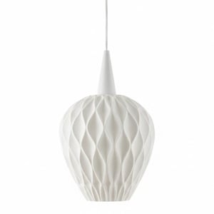 Könnte beinhalten: Eine weiße Pendelleuchte mit einem strukturierten, rautenförmigen Schirm. Die Leuchte wird von einem weißen Kabel abgehängt und hat einen konischen Aufsatz. Modernes Design.