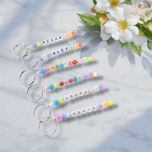Porte-clés personnalisé en perles de couleur douce Porte-clés personnalisé sacs de fête filles garçons Porte-clés mignon Nom personnalisé Porte-clés Étiquette de sac Porte-clés en perles pastel