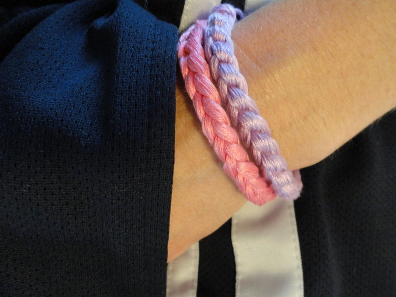 Bracelet couleur crocheté pour la sensibilisation au cancer Couleurs personnalisées Couleurs de l'équipe de l'école image 4