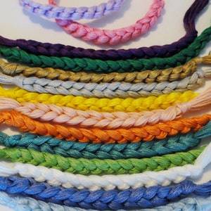 Bracelet couleur crocheté pour la sensibilisation au cancer Couleurs personnalisées Couleurs de l'équipe de l'école image 1