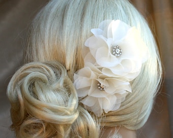 Zijden organza bloemen haar clip voor bruiloft receptie bruidsfeest bruiloft haarstuk - 2 witte pioenrozen.