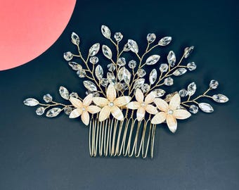 Peineta nupcial de cristal: Adorno para el cabello de novia con forma de enredadera dorada y flor de perlas.
