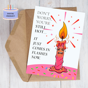 Puede incluir: Una tarjeta de cumpleaños con un diseño de vela de dibujos animados. La vela rosa tiene una llama amarilla y está llorando. La tarjeta dice: "NO TE PREOCUPES, TODAVÍA ESTÁS BUENO... SOLO VIENE EN FLASHES AHORA". La tarjeta está dentro de un sobre marrón.