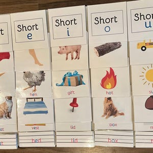 Nomenclatura de vogais curtas (a, e, i, o, u) Cartões de 3 partes - Imprimir