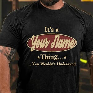 Könnte beinhalten: Schwarzes T-Shirt mit einem Logo im Vintage-Stil, auf dem "It's a [Your Name] Thing... You Wouldn't Understand" steht.