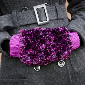 Pode incluir: Luvas sem dedos de malha felpuda roxa e rosa com punho de malha texturizado.