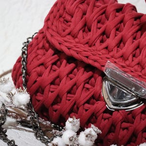 Handgemachte bordeauxfarbene Clutch mit Kettenriemen - Elegante gewebte Geldbörse für Frauen