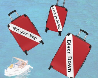 Walizka z flagą Bold Dive~ Trzy rozmiary~ Personalizuj~ Bagaż do nurkowania~ Nurkowie~ Sprzęt na wakacje na plaży~ Sprzęt na wyprawę nurkową~ Poliwęglan
