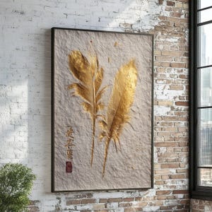 Elegante stampa su tela con piume dorate, decorazione con calligrafia asiatica, arte su carta fatta a mano, stampa minimalista con piume metalliche