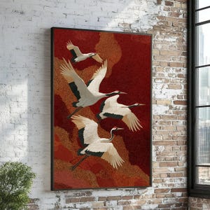 Gru maestose in volo, decorazione murale su tela asiatica, sfondo rosso e oro decorato, decorazione su tela con uccelli e natura, elegante decorazione per la casa