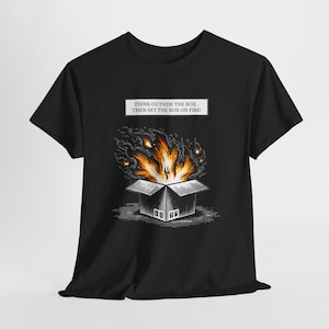T-shirt Edgy - Pensa fuori dagli schemi, poi incendia gli schemi - T-shirt unisex in cotone premium - Regalo, maglietta artistica, top divertente