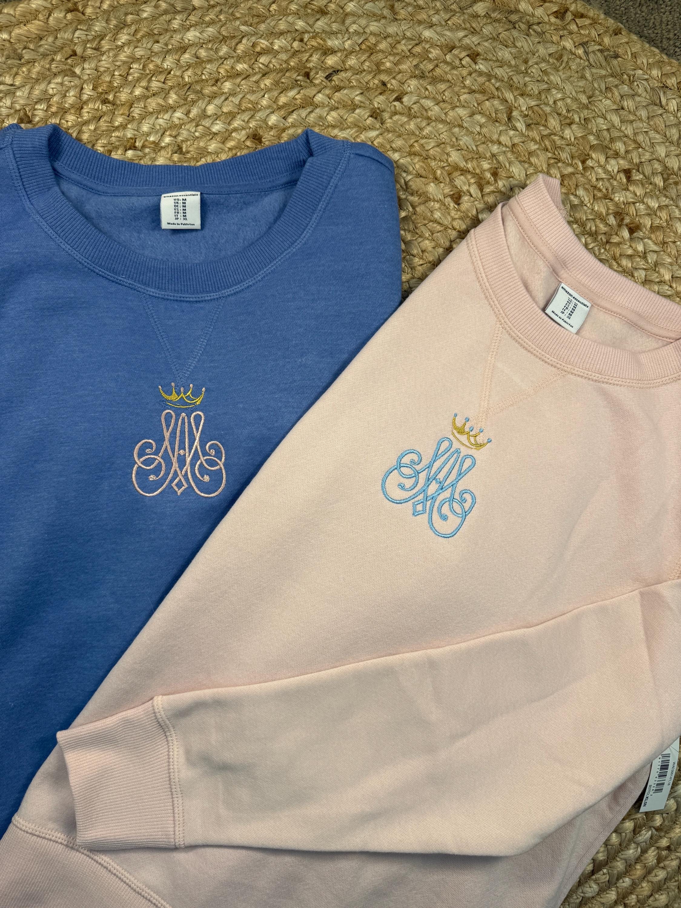 Sudadera o camiseta Auspice Maria. Camiseta bordada con la imagen católica de la Santísima Virgen María.