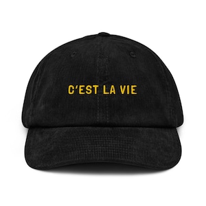 C'est La Vie イエロー テキスト コーデュロイ キャップ | フランス製帽子、彼、彼女、友人、ボーイフレンド、ガールフレンド、同僚、フランス、旅行、休暇、パリ、ユニセックス