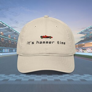 Könnte beinhalten: Eine beige Baseballkappe mit einer gestickten roten Rennwagen und dem Text "it's hammer time".