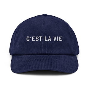 C'est La Vie ホワイト テキスト コーデュロイ キャップ | 彼、彼女、友人、ボーイフレンド、ガールフレンド、同僚のためのフレンチ ハット | フランス、旅行、休暇、パリ、ユニセックス