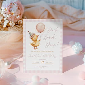Invito per il 2° compleanno di una ragazza, anatra, anatra, anatra, oca, invito di compleanno, modello modificabile di Canva a quadretti rosa PD37