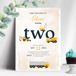 Op de afbeelding: Uitnodiging voor een verjaardagsfeest met een bouwthema met een gele en zwarte 'twee' en illustraties van bouwvoertuigen. De tekst luidt 'Can you dig it? Oliver is turning two. Join the crew on Sat 22 Dec at four o'clock in the afternoon. The Jumping Castle, Melbourne. RSVP by the 16th November 20XX to Oliver's Mum.'