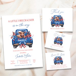 Op de afbeelding: Babydouche-uitnodigingen en kaarten met een patriottisch thema. Het ontwerp toont een blauwe vrachtwagen met een koe, Amerikaanse vlaggen en het woord "AMERICA". De uitnodiging bevat de tekst: "A Little Firecracker is on the way."