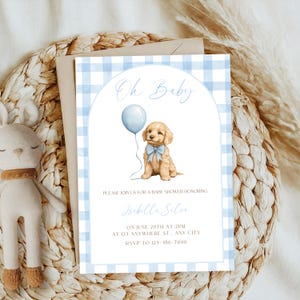 Op de afbeelding: Een blauwe en witte gingham baby shower uitnodiging met een schattige illustratie van een golden doodle puppy die een blauwe ballon vasthoudt. De tekst luidt "Oh Baby" en "Kom gezellig langs voor een baby shower ter ere van Isabelle Silva op 20 juni om 14:00 uur in de 123 Anywhere St., Any City. RSVP naar 123-456-7890."
