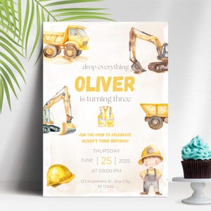 Op de afbeelding: Een gele en witte bouwthema-verjaardagsuitnodiging voor een jongen die drie jaar wordt. De uitnodiging toont een gele kiepwagen, een graafmachine, een bouwvakker en een veiligheidsvest. De tekst op de uitnodiging luidt: "drop everything OLIVER is turning three JOIN THE CREW TO CELEBRATE OLIVER'S THIRD BIRTHDAY THURSDAY JUNE 25 2025 AT 09:00 PM 123 Anywhere St., Any City, ST 12345".