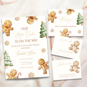 Op de afbeelding: Een set baby shower uitnodigingen en kaarten met een gingerbread cookie thema. De uitnodiging luidt "Our Little Cookie is on the Way" en bevat details voor het evenement. Extra kaarten zijn "Thank you" en "Diaper raffle".