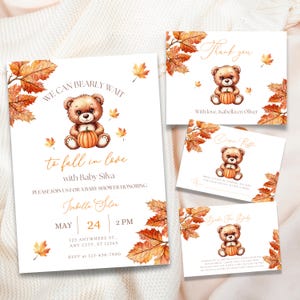 Op de afbeelding: Uitnodiging voor een babyborrel met een herfstthema met een schattige teddybeer die een pompoen vasthoudt. De uitnodiging luidt "We can bearly wait to fall in love with Baby Silva".